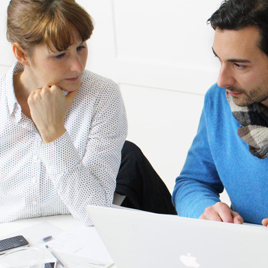 Designteam Wir verbinden Kompetenzen aus den Bereichen Produkt und Interface Design ⁄ 3D CAD ⁄ Konstruktion ⁄ Modellbau und Prototypenbau ⁄ Markenstrategie ⁄ Marktforschung ⁄ Grafik/ Architektur ⁄ Fotografie und Mode. Unser Designteam.